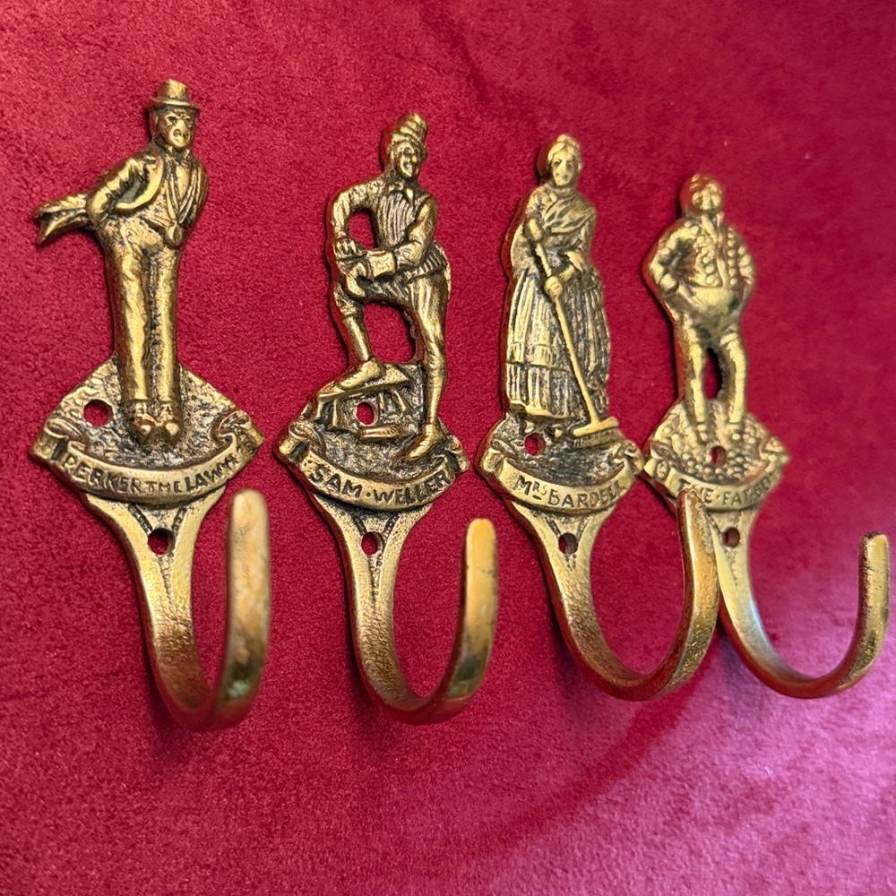 Set of 4 antique brass hooks  - Charles Dickens characters. - Picture 11 of 14